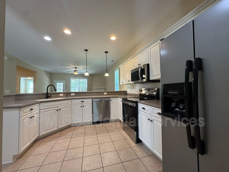 6 Bedroom and 3.5 Bathrooms in Quiet neighborhood Hampstead property image