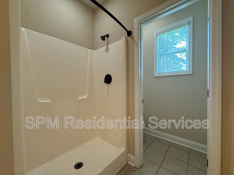6 Bedroom and 3.5 Bathrooms in Quiet neighborhood Hampstead property image