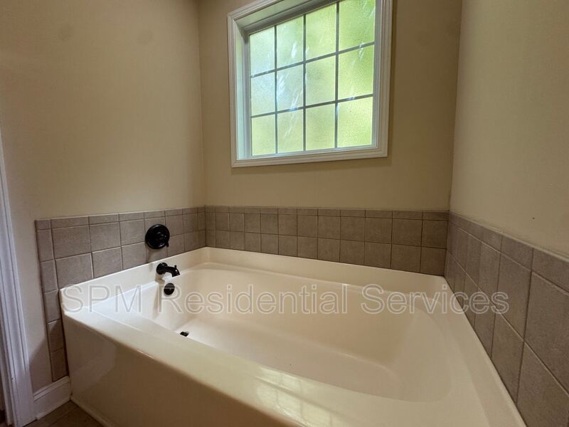 6 Bedroom and 3.5 Bathrooms in Quiet neighborhood Hampstead property image