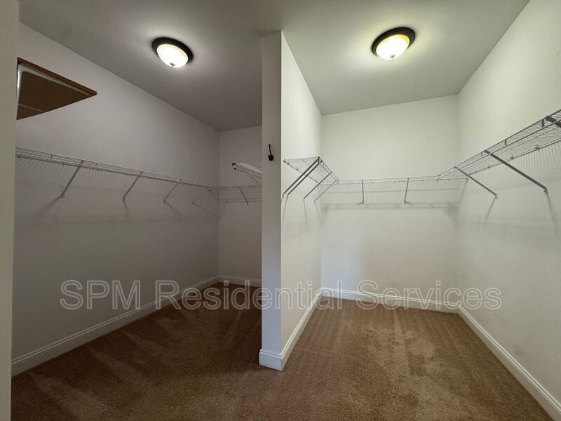 6 Bedroom and 3.5 Bathrooms in Quiet neighborhood Hampstead property image