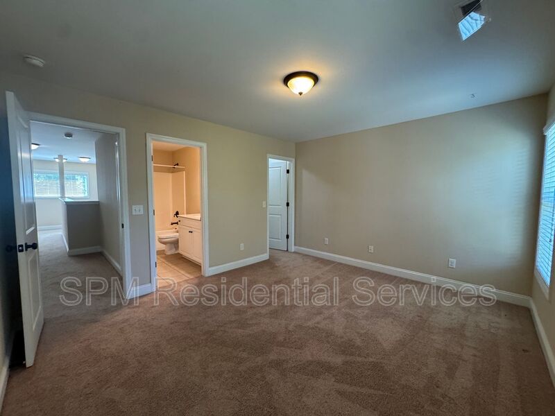 6 Bedroom and 3.5 Bathrooms in Quiet neighborhood Hampstead property image