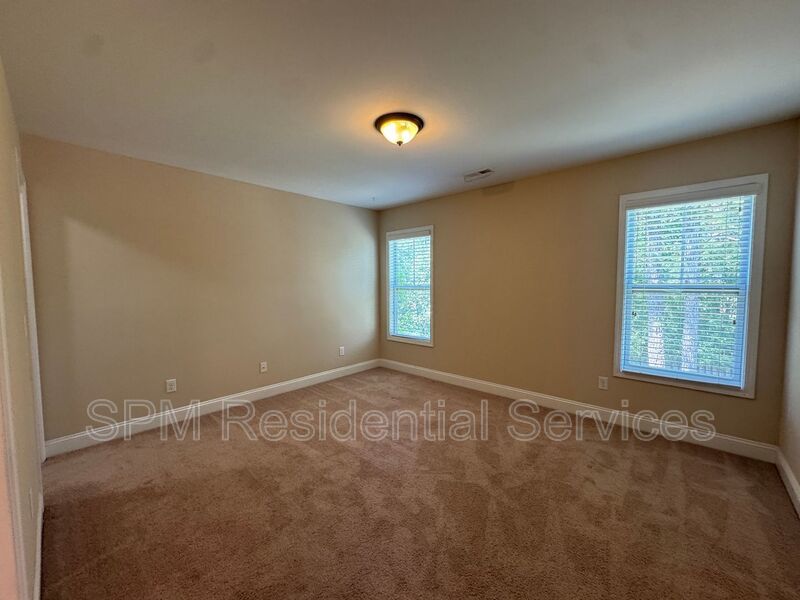 6 Bedroom and 3.5 Bathrooms in Quiet neighborhood Hampstead property image