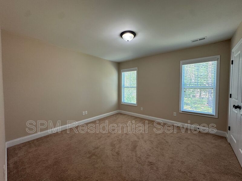 6 Bedroom and 3.5 Bathrooms in Quiet neighborhood Hampstead property image