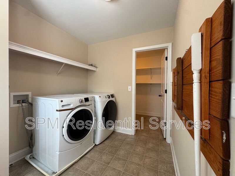 6 Bedroom and 3.5 Bathrooms in Quiet neighborhood Hampstead property image