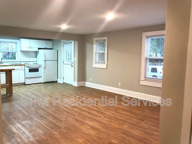 Great Central Location, Sidewalk lined streets property image