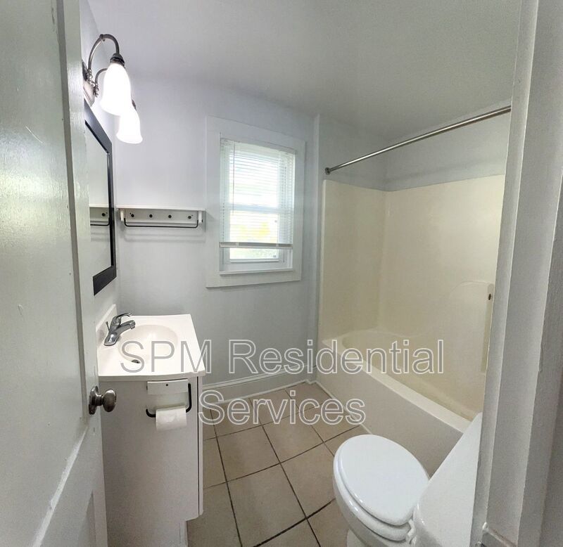 Great Central Location, Sidewalk lined streets property image