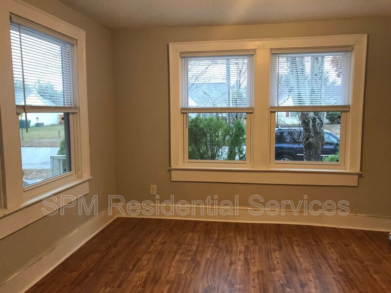 Great Central Location, Sidewalk lined streets property image