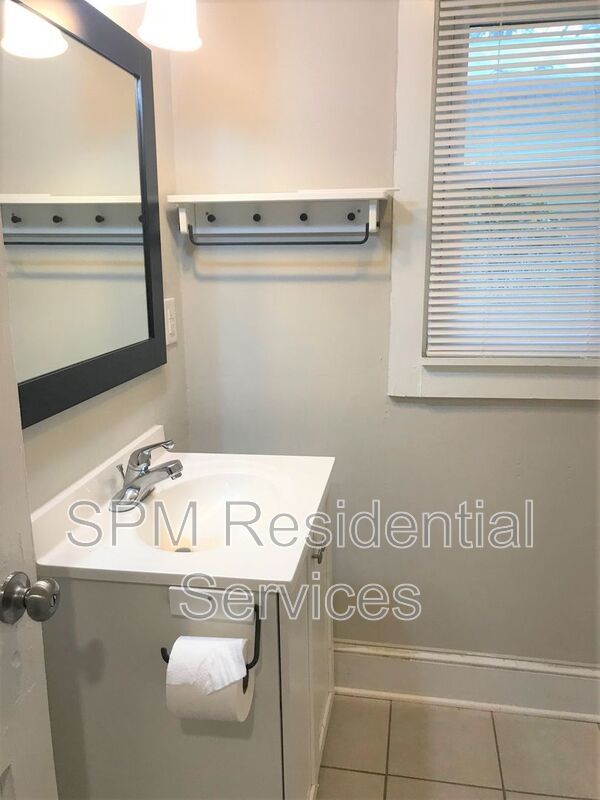 Great Central Location, Sidewalk lined streets property image