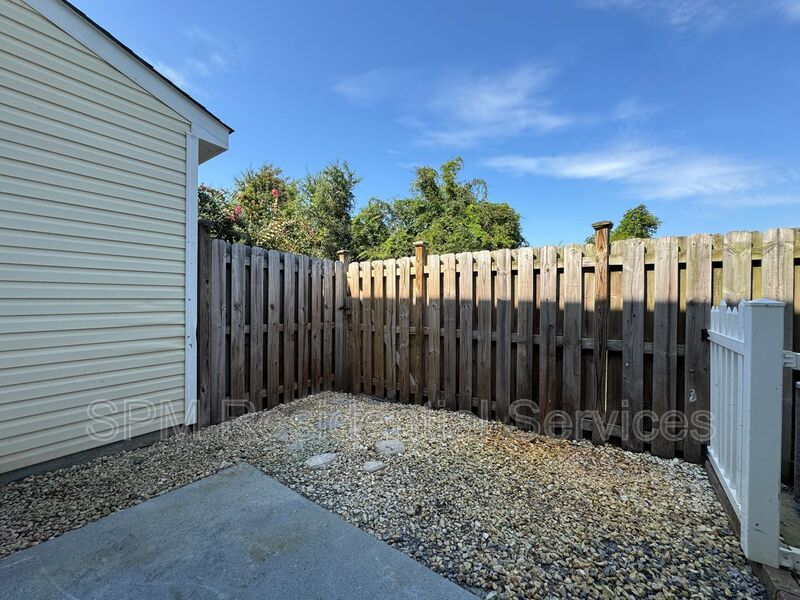 Charming 2 Bed / 2 Bath Townhouse minutes from Carolina Beach property image