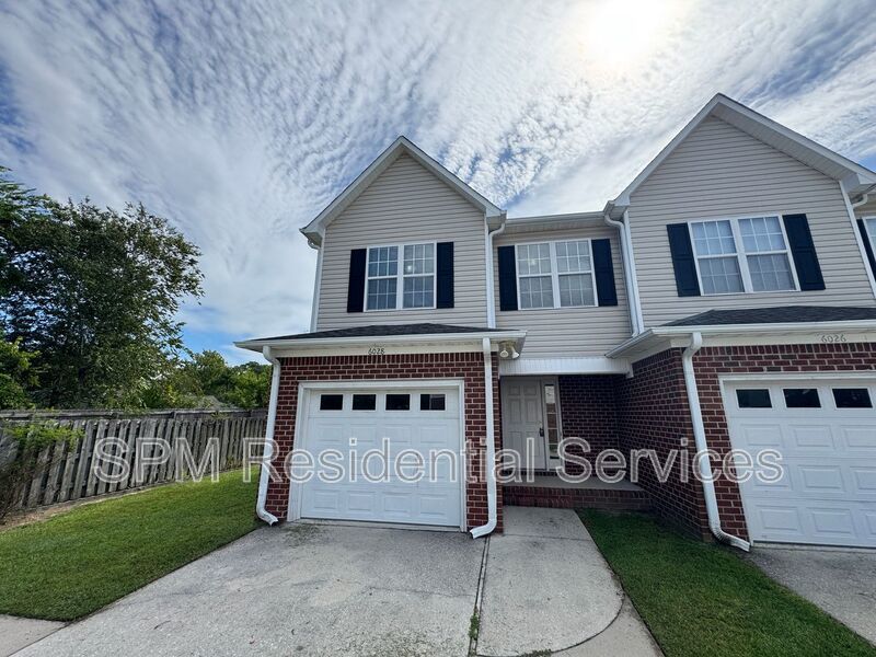 Larson Place - End Unit Townhome, Lawncare included, Minutes to Wrightsville Beach property image