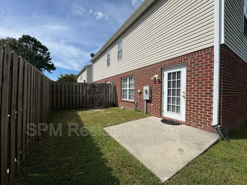 Larson Place - End Unit Townhome, Lawncare included, Minutes to Wrightsville Beach property image