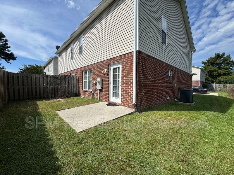 Larson Place - End Unit Townhome, Lawncare included, Minutes to Wrightsville Beach property image
